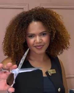 Mailane, de cachos volumosos com mechas cor de mel.